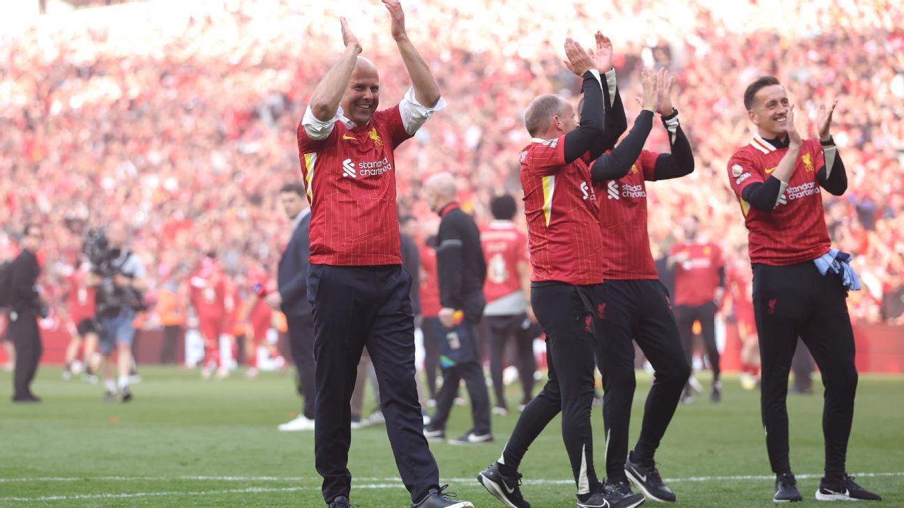 Η υποδοχή κάνει το Klopp Tribute μετά τη νίκη του τίτλου του Λίβερπουλ