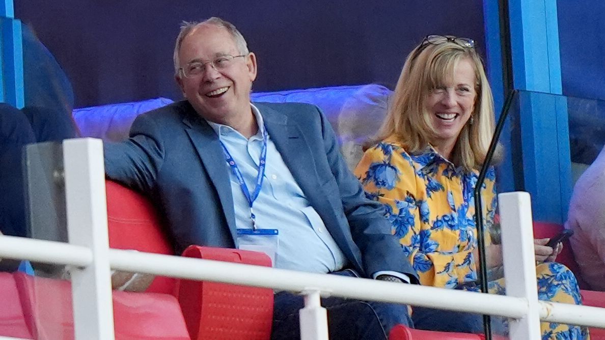 Ο αμερικανός επιχειρηματίας συμφωνεί τη συμφωνία να αγοράσει ανάγνωση