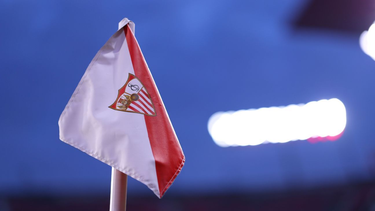 Οι θυμωμένοι οπαδοί της Σεβίλλας σπάνε στο έδαφος κατάρτισης