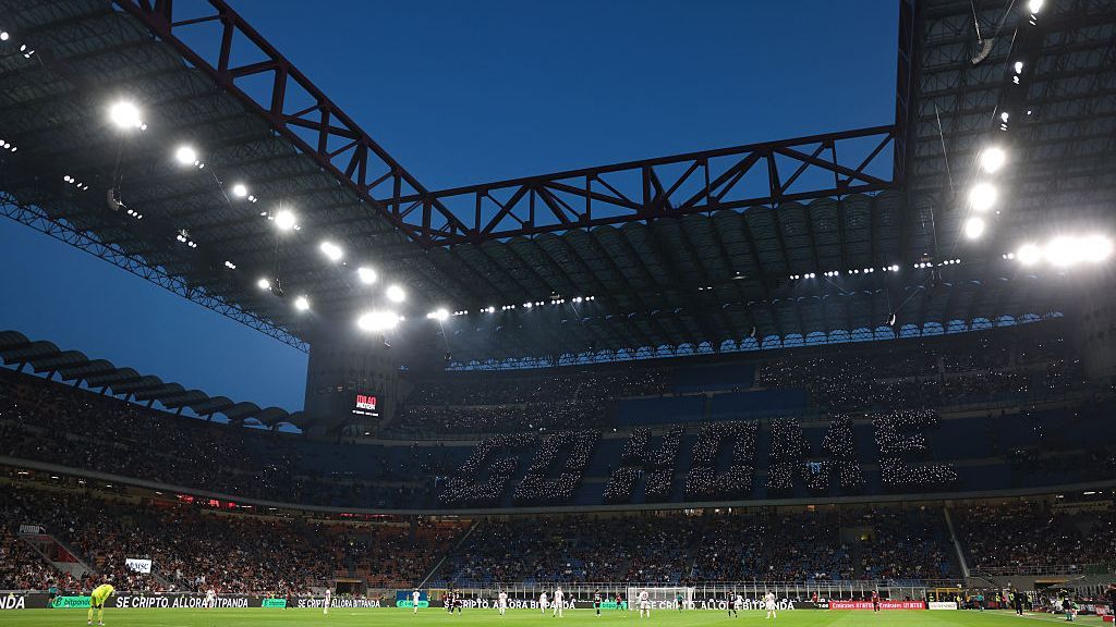 AC οπαδοί του Μιλάνου Bash Brass στο ‘Go Home’ Διαμαρτυρία