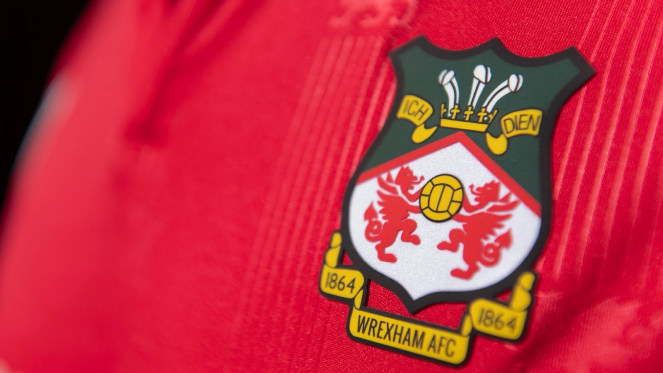 Ο διερμηνέας Wrexham του Reynolds για να λάβει τιμή
