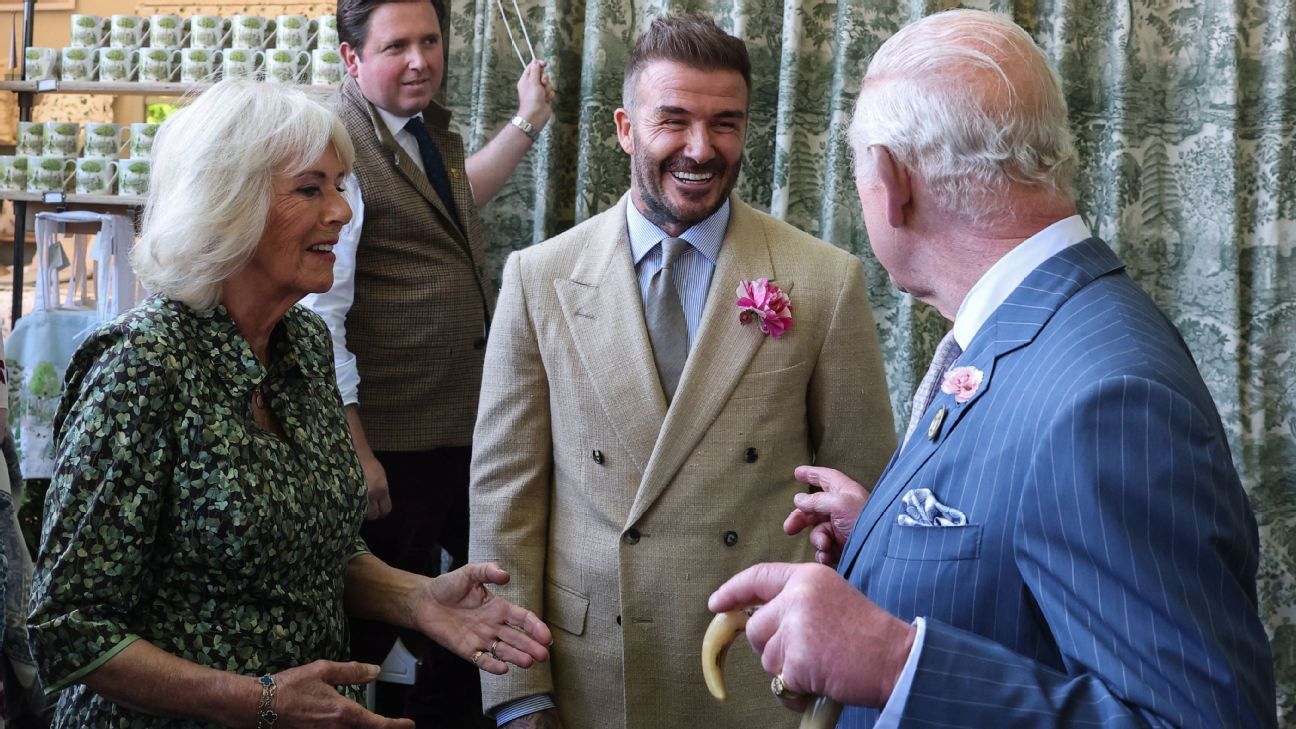 Άνοιγμα, Sir David: Beckham Knighted από τον βασιλιά