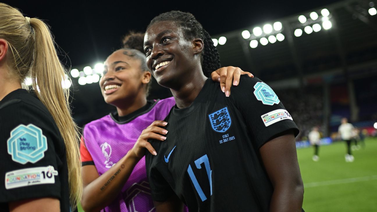 Envior Ageman που αγκαλιάζει τον Russos