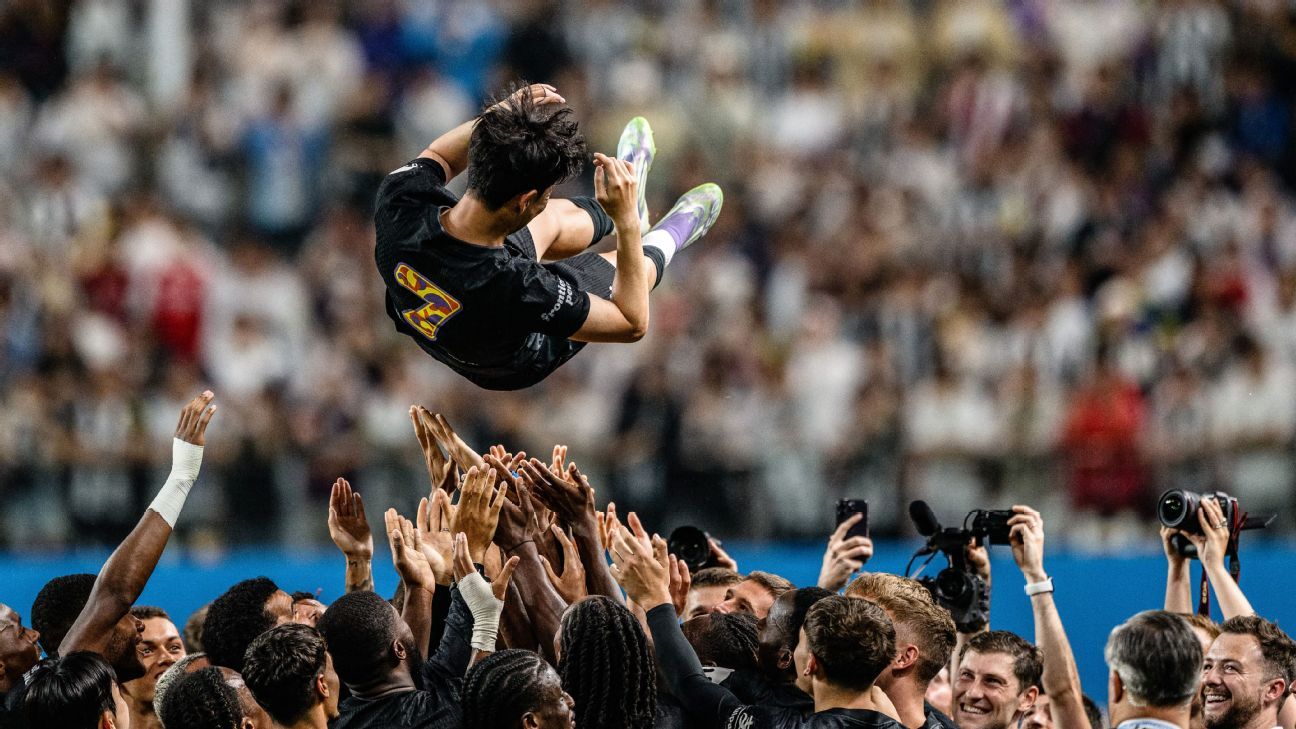 Ο γιος χαιρετά το «τέλειο» αντίο: ’10 χρόνια πήγε γρήγορα ‘