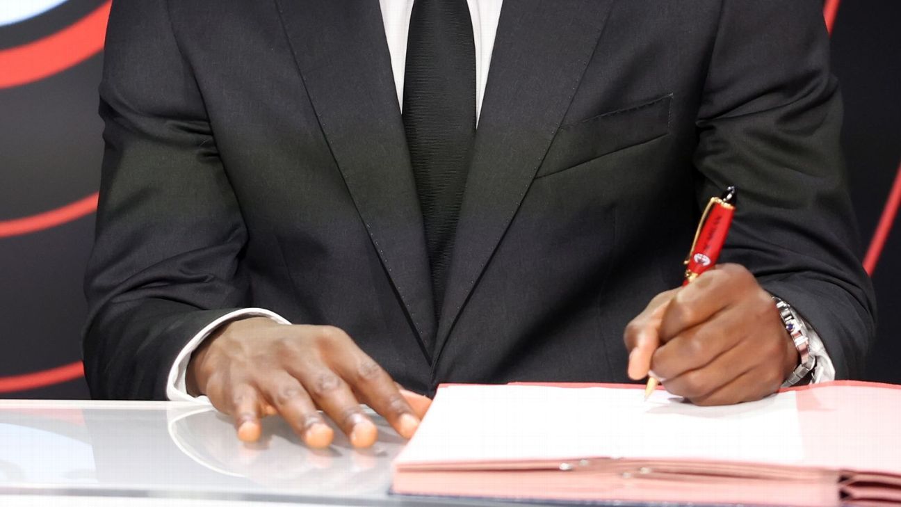 Τι υπάρχει σε συμβόλαιο ποδοσφαίρου; Μισθός, πρόσθετα, τέλη μεταφοράς, ρήτρες απελευθέρωσης και πολλά άλλα