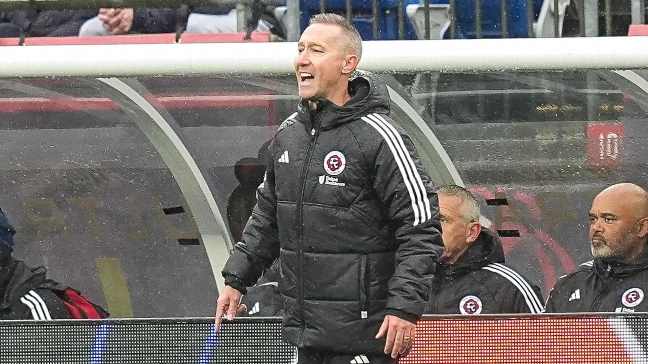 Revs Fire Caleb Porter με πλέι -οφ εκτός όρασης
