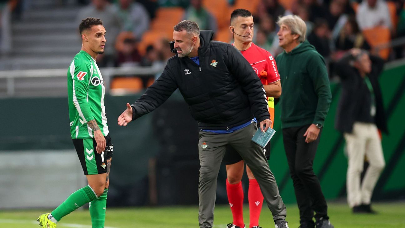 Ο πρώην εξτρέμ της Γιουνάιτεντ, Άντονι, αποβλήθηκε επειδή κλώτσησε αντίπαλο