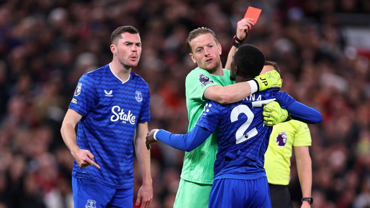 Ο Gueye της Έβερτον αποβλήθηκε μετά από χαστούκι συμπαίκτη του