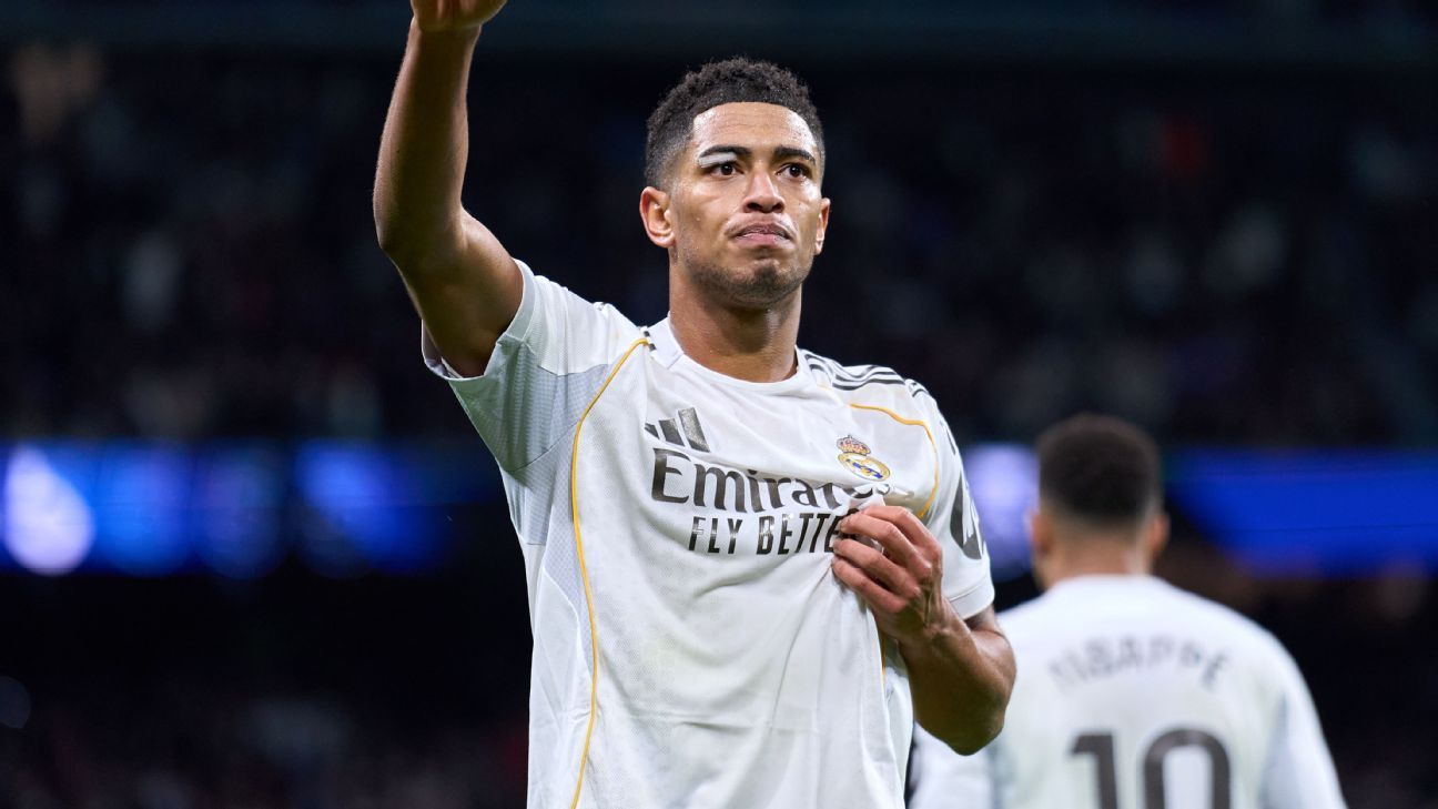 Ο Bellingham κοιτάζει τα τρόπαια της Μαδρίτης μετά το «φτωχό 2025»