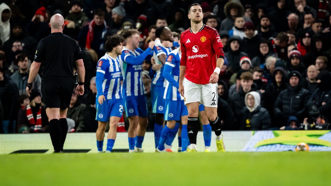 Χωρίς προπονητή, η Μάντσεστερ Γιουνάιτεντ συνεχίζει να βυθίζεται σε νέα χαμηλά