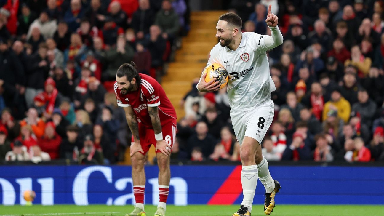 Προπονητής της Μπάρνσλεϊ: «Ασεβαστικός» ο μπακτάκου του Σομποζλάι