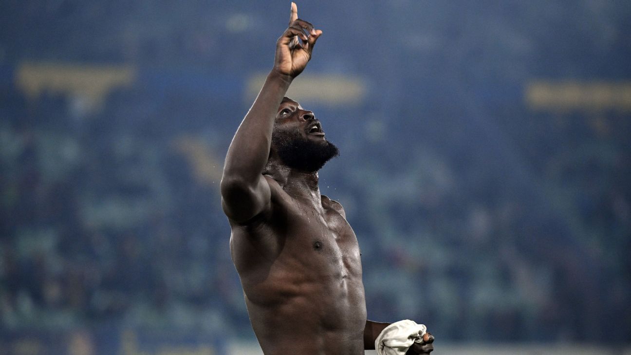 Ο Λουκάκου με κλάματα μετά το 1ο γκολ μετά τον θάνατο του πατέρα του