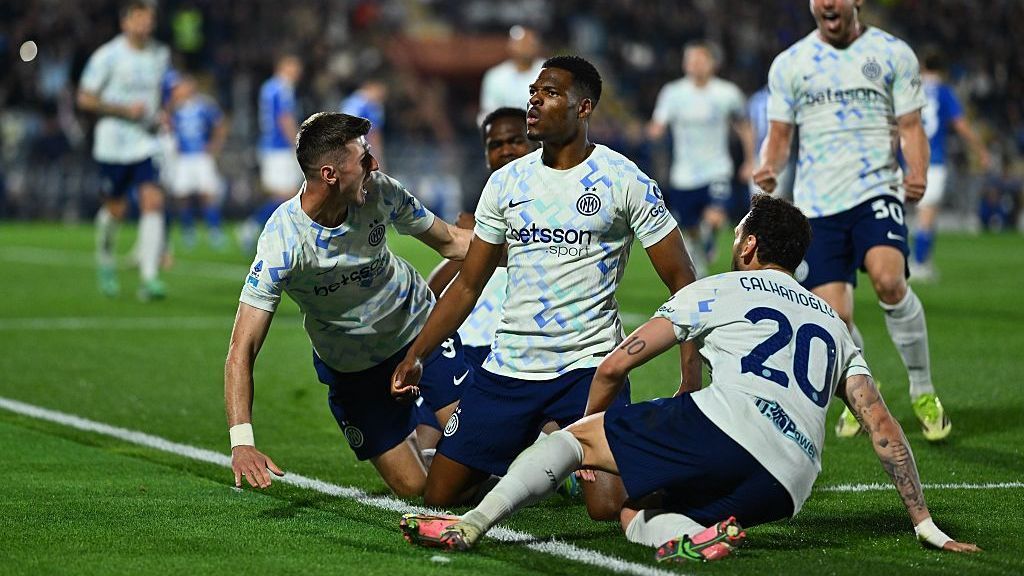 Η Ίντερ κλείνει στον τίτλο της Serie A καθώς ο Κόμο χάνει τη θέση του UCL