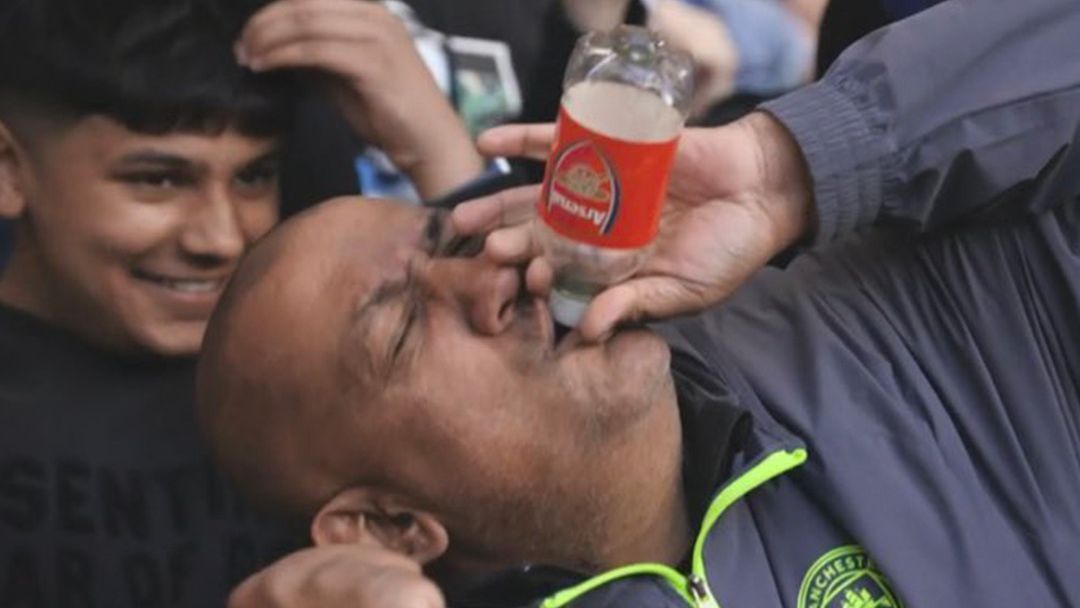 -Δουλειά-με-μπουκάλι;-Ο-οπαδός-πανηγυρίζει-με-χλευασμό-της-Άρσεναλ